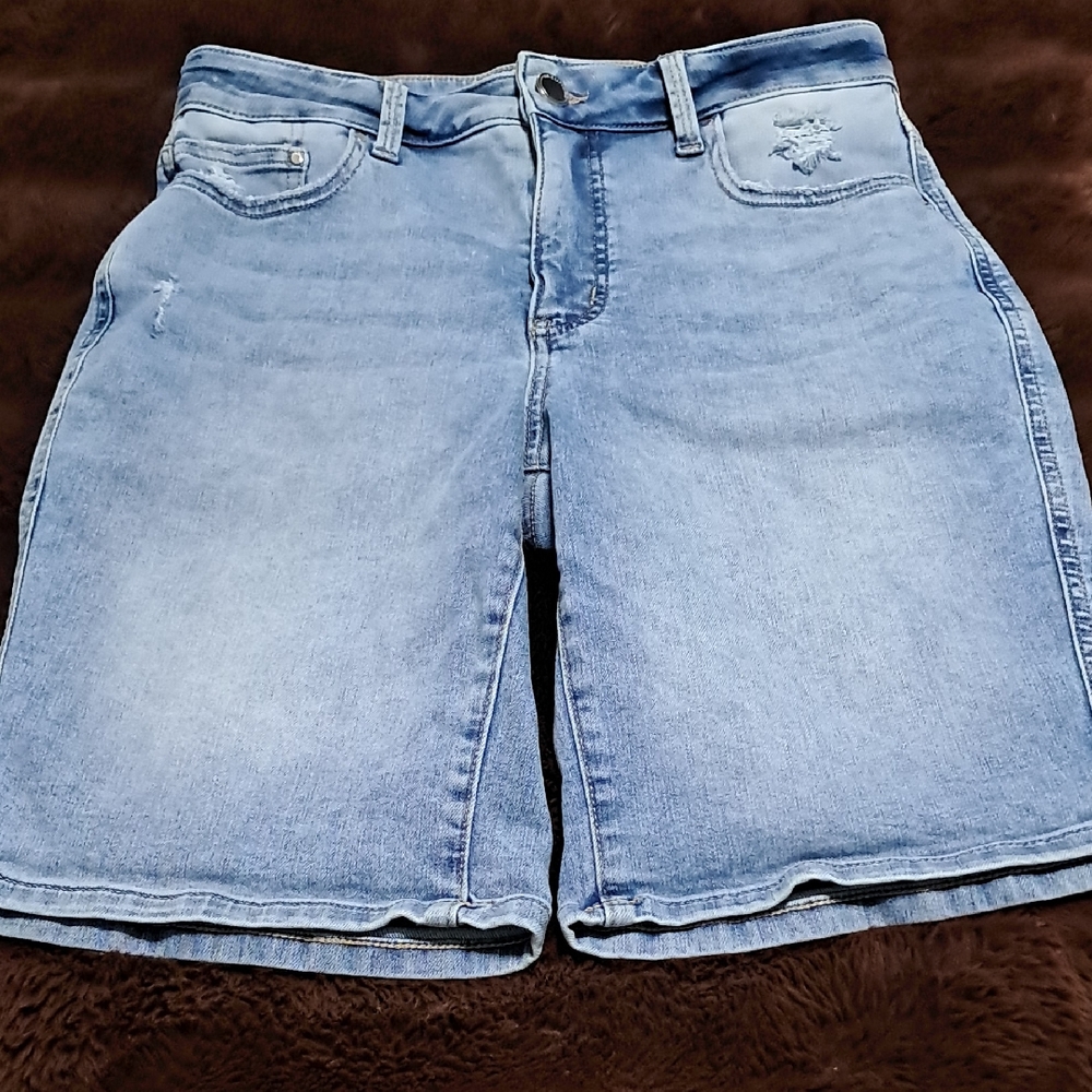 M Jeans Everflex By Maurices Light Wash Bermuda Shorts Size 10